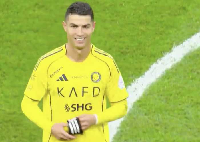 2万名死敌高喊梅西！40岁C罗苦笑下场+连续摇头 71岁老帅送上安慰